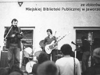 198x-26  Jesień 1980  Jawor, Rynek  Babie Lato    Romuald Wesołowski prezentuje zespół z Legnicy