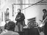 198x-27  Jesień 1980  Jawor, Rynek  Babie Lato    Romuald Wesołowski prezentuje zespół z Legnicy