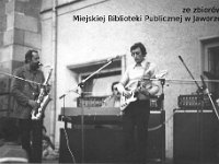 198x-28  Jesień 1980  Jawor, Rynek  Babie Lato    Zespół Kwadryga  Od lewej: Piotr Zieliński (saksofon), Jerzy Pawlinow (organy), Edward Gruda (gitara)