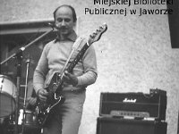 198x-29  Jesień 1980  Jawor, Rynek  Babie Lato    Zespół Kwadryga  Janusz Terlega (gitara basowa)