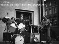 198x-30  Jesień 1980  Jawor, Rynek  Babie Lato    Zespół Kwadryga  Od lewej: Henryk Madera (perkusja), Janusz Terlega (gitara basowa)