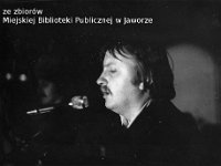 198x-36  Jesień 1980  Jawor, Rynek  Babie Lato    Grupa Biem  Ryszard Jaśpiński (gitara, wokal)