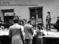 198x-38  Lata 80-te  Jawor, Rynek   Impreza muzyczna    Od lewej: Kostek Kacorzyk (organy), trzeci - Romuald Wesołowski (perkusja)
