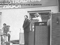 198x-40  Rok 1982  Jawor, Rynek  Impreza muzyczna    Prowadzący - Romuald Wesołowski
