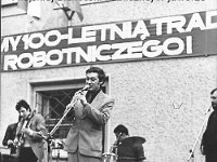 198x-41  Rok 1982  Jawor, Rynek  Impreza muzyczna    Zespół z Dzierzkowa  Bogusław Pitner