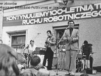 198x-42  Rok 1982  Jawor, Rynek  Impreza muzyczna    Zespół z Dzierzkowa  Od lewej: Konstanty Kacorzyk (organy), przy mikrofonie - Bogusław Pitner