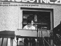 198x-45  Rok 1982  Jawor, Rynek  Impreza muzyczna    Zespół z Dzierzkowa  Kostek Kacorzyk (organy)