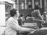 198x-46  Rok 1982  Jawor, Rynek  Impreza muzyczna    Zespół z Dzierzkowa  Na pierwszym planie: Kostek Kacorzyk (organy)  W tle: Waldemar Buchner (gitara)