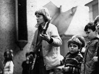 198x-47  Rok 1982  Jawor, Rynek  Impreza muzyczna    Zespół z Dzierzkowa  Waldemar Buchner (gitara)