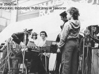 198x-48  Rok 1982  Jawor, Rynek  Impreza muzyczna    Zespół z Dzierzkowa  Kostek Kacorzyk (organy)