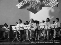 198x-50  22 lipca 1983  Jawor, Teatr Miejski  Koncert z okazji Święta Odrodzenia      Pierwszy występ "Big Band JOK" pod kierownictwem Stanisława Duszeńko  W tle, od lewej: Ryszard Jaśpiński (gitara), Zdzisław Bagiński (gitara basowa)  W pierwszym rzędzie, od lewej: Piotr Zieliński (saksofon altowy), Jerzy Osolinsz (saksofon altowy), Stanisław Duszeńko (saksofon tenorowy), Bogusław Migłowiec (saksofon tenorowy)