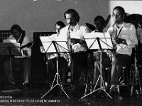 198x-53  22 lipca 1983  Jawor, Teatr Miejski  Koncert z okazji Święta Odrodzenia      Pierwszy występ "Big Band JOK" pod kierownictwem Stanisława Duszeńko  Z tyłu, od lewej: Ryszard Jaśpiński (gitara), Zdzisław Bagiński (gitara basowa)  Pierwszy rząd, od lewej: Piotr Zieliński (saksofon altowy), Jerzy Osolinsz (saksofon altowy)