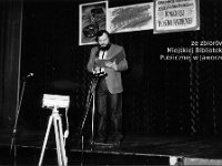 198x-56  Lata 80-te  Jawor, Teatr Miejski  Eliminacje rejonowe do Ogólnopolskiego Festiwalu Piosenki Radzieckiej    Konferansjer - Romuald Wesołowski