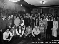 198x-61  15 grudnia 1984  Jawor, Teatr Miejski  Jam Session    Od lewej przykucnięci: drugi - Marian Lassota, trzeci - Józef Noworól, szósty - Janusz Terlega  Stoją od lewej: Kubicki, Kraska, siódmy - Leszek Sypniewski, Jerzy Pawlinow, jedenasty - Jerzy Osolinsz,  Stoją z tyłu: Janusz Sieracki, Antoni Boczula, czwarty - Henryk Ugniewski, siódmy - Zdzisław Bagiński, ósmy - Jan Piżyk, drugi z prawej - Romuald Wesołowski