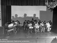 198x-63  22 lipca, lata 1984-1986  Jawor, Teatr Miejski  Koncert z okazji Święta Odrodzenia    Grupa "Big Band JOK"  Od lewej: Jerzy Pawlinow (organy), Ryszard Jaśpiński (gitara), Zdzisław Bagiński (gitara basowa)  Pierwszy rząd, od lewej:  Piotr  Zieliński (saksofon altowy), Jerzy Osolinsz (saksofon altowy), Stanisław  Duszeńko (saksofon tenorowy), Bogusław Migłowiec (saksofon tenorowy)  Z tyłu: Romuald Wesołowski (perkusja)