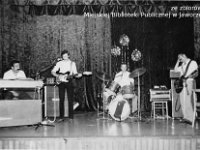 198x-65  Lata 80-te  Jawor, Międzyzakładowy Klub "Relaks". ul.Piastowska  Zabawa dla zakładów "Improdus"    Zespół Kwadryga  Od lewej: Jerzy Pawlinow (organy), Edward Gruda (gitara), Henryk Madera (perkusja), Janusz Terlega (gitara basowa)