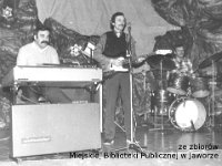 198x-66  Grudzień, lata 80-te  Jawor, "Klub Technika" Zakładów Kuzienniczych i Maszyn Rolniczych, Park Miejski  Barbórka w Węglowej Grocie    Zespół U-Lead Systems, Inc.  Od lewej: Jerzy Pawlinow (organy), Edward Gruda (gitara, wokal), Henryk Madera (perkusja)