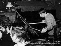 198x-69  Lata 80-te  Jawor, kawiarnia "Ratuszowa", Rynek  Jam Session    Na zdjęciu: Zdzisław Babiarski (pianino)