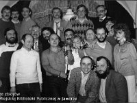 198x-70  12 grudnia 1987  Jawor, kawiarnia "Ratuszowa", Rynek  Jazz - Clezmer Session     na pierwszym planie Jerzy Osolinsz  rząd pierwszy od lewej Janusz "Jacek" Terlega, Ryszard Terlega, Jolanta Babiarska, Kazimierz Babiarski, Genowefa Babiarska,  drugi rząd Zygmunt Dynowski, Janusz Piżyk, Antoni Boczula, Jerzy Pawlinow, Ryszard Jaśpiński, Zdzisław Babiarski, Antoni Korybski (częściowo schowany)  trzeci rząd Leszek Sypniewski, Dariusz Duszeńko, Zdzisław Bagiński, Henryk Madera, Tadeusz Babiarski, Marian Lassota