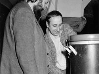 198x-71  12 grudnia 1987  Jawor, kawiarnia "Ratuszowa", Rynek  Jazz - Clezmer Session     Od lewej: Romuald Wesołowski, Jurek Osolinsz częstują się grzańcem