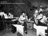 198x-74  Rok 1988  Lubin  Finał wojewódzkiego konkursu piosenki radzieckiej    Reaktywowany okolicznościowo "Big Band JOK"  Od lewej: Zdzisław Babiarski (organy), Romuald Wesołowski (perkusja)