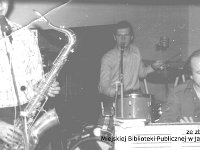 198x-81  Bolków  Lata 80-te    U-Lead Systems Inc.   Zespół w składzie od lewej (?) Duniec - saksofon, wokal, Zbigniew Robak - bębny, wokal, Henryk Bliskowski - organy, wokal