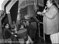 199x-01  23 marca 1991   Jawor, kawiarnia "Ratuszowa"  Impreza muzyczna "Bluesa każdy może"    Na zdjęciu na pierwszym planie gość honorowy - Zdzisław Smektała - wrocławski dziennikarz i felietonista  Przy stole od lewej: Antoni Boczula, w tle Gienek Szynkaruk, Ryszard Jaśpiński, Henryk Madera, Edward Gruda, Maciej Wołujewicz i tyłem Janusz Terlega