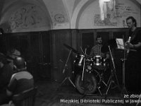 199x-02  23 marca 1991   Jawor, kawiarnia "Ratuszowa"  Impreza muzyczna "Bluesa każdy może"    Przy instrumentach: Marek Wesołowski (perkusja)  Przy stole: Maciej Wołujewicz i tyłem Janusz Terlega