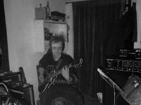 199x-06  Luty 1992   Jawor, atelier krawieckie (czyje?)    Zespół Country Green  Janusz Sieracki (gitara)