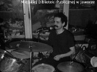 199x-07  Luty 1992   Jawor, atelier krawieckie (czyje?)    Zespół Coutry Green  Antoni Boczula (perkusja)