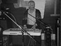 199x-08  Luty 1992   Jawor, atelier krawieckie (czyje?)    Zespół Country Green  Janusz Piżyk (organy)