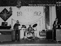 199x-12  Rok 1992  Jawor,   Zabawa karnawałowa    Zespół Kwadryga  Od lewej: Edward Gruda (gitara), Henryk Madera (perkusja), Lesław Sypniewski (gitara basowa)