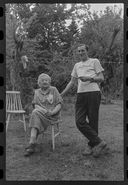 22. W ogrodzie na Olszewskiego 11, 1992.07.01-02 Wrocław, Wojtek z Mamą, fot. Jacek-Jaśko