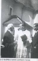 Ks. G. Hirschfelder z parafianami z Kudowy-Zdroju, Czermnej (przed kościołem parafialnym pw. Św. Bartłomieja AP).