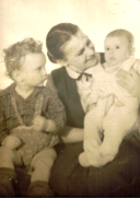 4. Henryka Baldy z dziećmi Ryszard i Paweł. Opole ok. 1953.