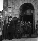 Fot. 8. Pogrzeb Mariana Sochy (1923-1945), plutonowego, który zginął w strzelaninie na granicy w Jakuszycach.