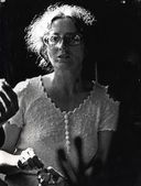 Fot. 6. Urszula w obiektywie Ireneusza Kulika, w domu na wzgórzu Kamieńczyk w Mąchocicach Kapitulnych, 1972 r.