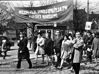 1970-02  1 maja 1970  Jawor, Plac Wolności  Obchody 1 maja - Święto Pracy    Uczestnicy pochodu zmierzający w kierunku rynku.  Pracownicy Fabryki Narzędzi Rolniczych (FNR).