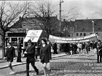 1970-04  1 maja 1970  Jawor, Plac Wolności  Obchody 1 maja - Święto Pracy    Uczestnicy pochodu zmierzający w kierunku rynku.  Przedstawiciele Związku Młodzieży Socjalistycznej (ZMS).