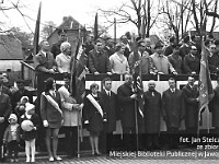 1970-07  1 maja 1970  Jawor, ul. Wrocławska  Obchody 1 maja - Święto Pracy    Trybuna honorowa z władzami miasta, partii oraz stacjonującego w mieście 15 batalionu samochodowego Oddziałów Północnej Grupy Wojsk Armii Radzieckiej.