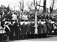 1970-08  1 maja 1970  Jawor, ul. Wrocławska  Obchody 1 maja - Święto Pracy    Trybuna honorowa z władzami miasta, partii orazstacjonującego w mieście 15 batalionu samochodowego Oddziałów Północnej Grupy Wojsk Armii Radzieckiej.