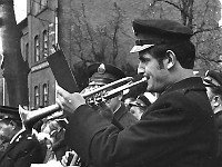 1970-09  1 maja 1970  Jawor, ul. Wrocławska  Obchody 1 maja - Święto Pracy    Muzycy z Jaworskiej Orkiestry Dętej pod kierunkiem Klemensa Grzybowskiego naprzeciwko trybuny honorowej.