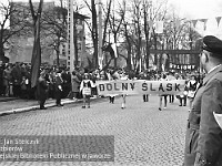 1970-10  1 maja 1970  Jawor, ul. Wrocławska  Obchody 1 maja - Święto Pracy    Uczestnicy pochodu zmierzający przed trybunę honorową.  Na pierwszym planie po prawej stronie: Klemens Grzybowski - kapelmistrz Jaworskiej Orkiestry Dętej.