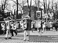 1970-11  1 maja 1970  Jawor, ul. Wrocławska  Obchody 1 maja - Święto Pracy    Uczestnicy pochodu prezentujący się przed trybuną honorową.