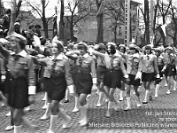 1970-12  1 maja 1970  Jawor, ul. Wrocławska  Obchody 1 maja - Święto Pracy    Uczestnicy pochodu prezentujący się przed trybuną honorową.