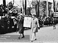 1970-13  1 maja 1970  Jawor, ul. Wrocławska  Obchody 1 maja - Święto Pracy    Uczestnicy pochodu prezentujący się przed trybuną honorową.  Przedstawiciele Związku Młodzieży Socjalistycznej (ZMS).