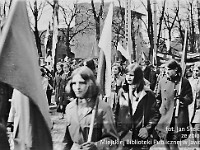 1970-14  1 maja 1970  Jawor, ul. Wrocławska  Obchody 1 maja - Święto Pracy    Uczestnicy pochodu zmierzający przed trybunę honorową.