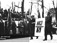 1970-15  1 maja 1970  Jawor, ul. Wrocławska  Obchody 1 maja - Święto Pracy    Uczestnicy pochodu prezentujący się przed trybuną honorową.  Przedstawiciele Związku Młodzieży Socjalistycznej (ZMS).