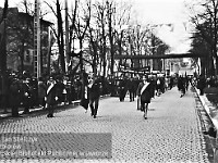 1970-16  1 maja 1970  Jawor, ul. Wrocławska  Obchody 1 maja - Święto Pracy    Uczestnicy pochodu zmierzający przed trybunę honorową.  Na pierwszym planie po prawej stronie: Klemens Grzybowski - kapelmistrz Jaworskiej Orkiestry Dętej.