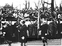 1970-17  1 maja 1970  Jawor, ul. Wrocławska  Obchody 1 maja - Święto Pracy    Uczestnicy pochodu prezentujący się przed trybuną honorową.